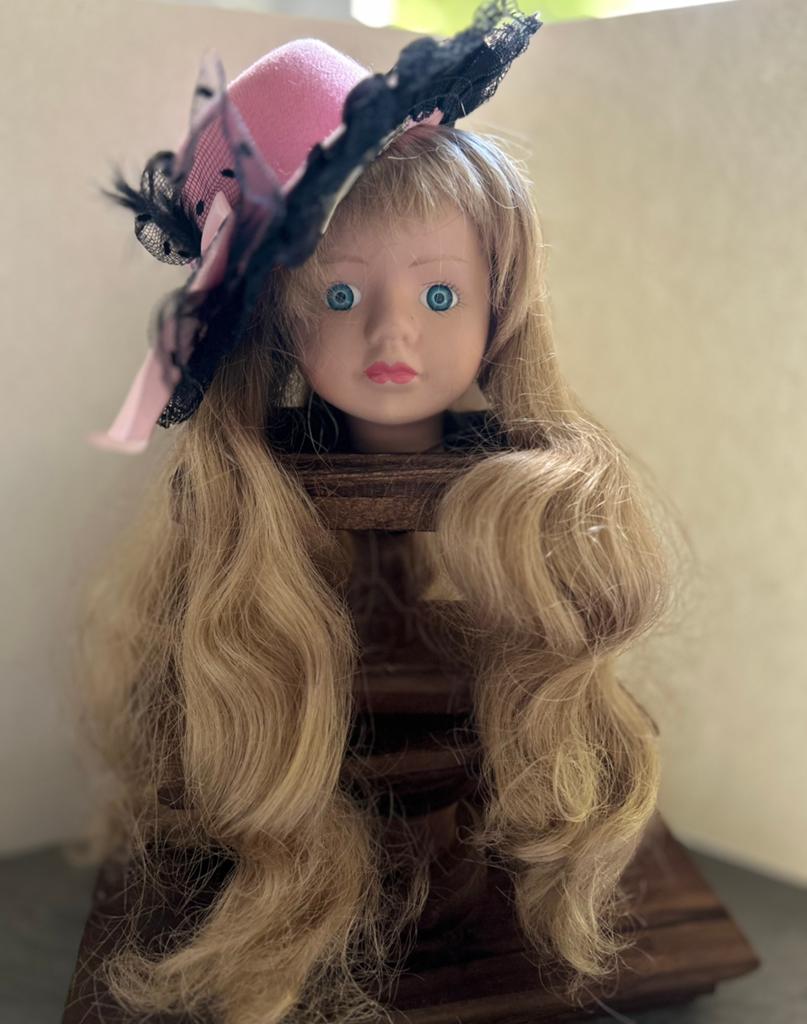 Vintage Poppen kopje porselein met lang haar en hoed, Verzamelen, Poppen, Ophalen of Verzenden, Zo goed als nieuw, X, Pop