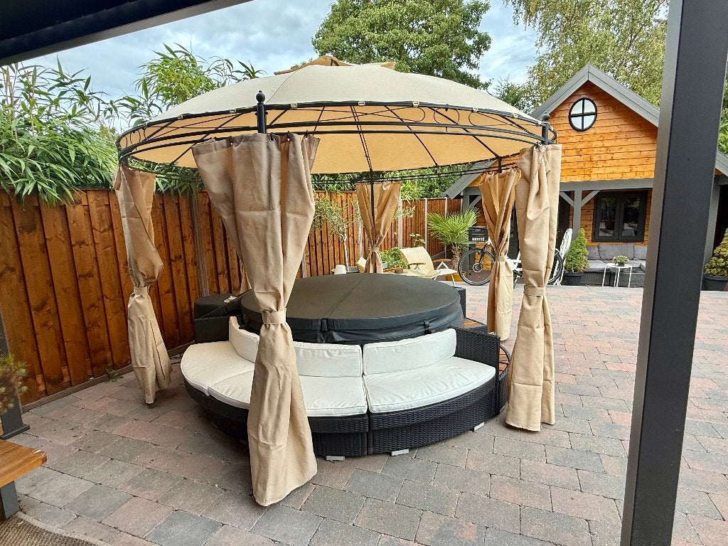 Foto 4 van Softub Resort 6 pers Jacuzzi met omkasting en leuke extra's