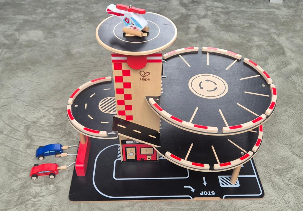Hape houten parkeergarage, Ophalen