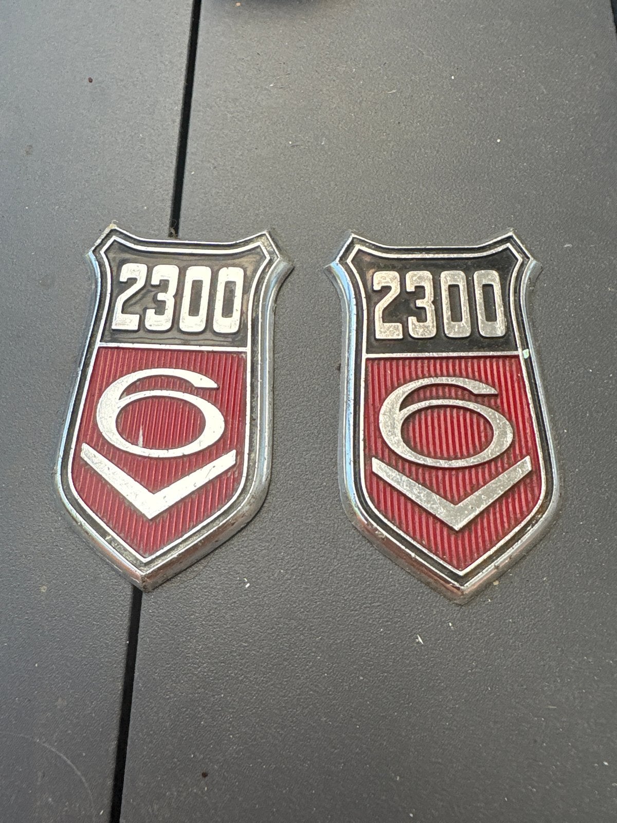 Set van 2 Ford Taunus of Granada 2300 6 cilinder emblemen, Ophalen of Verzenden, Gebruikt, Ford