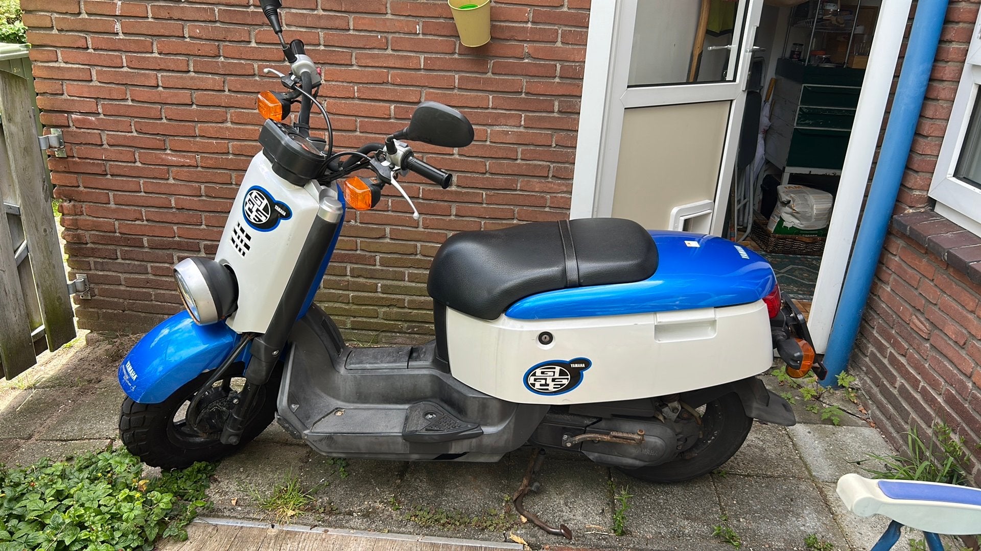 Yamaha Giggle (blauw-wit), Fietsen en Brommers, Ophalen, Gebruikt, Maximaal 45 km/u, Benzine