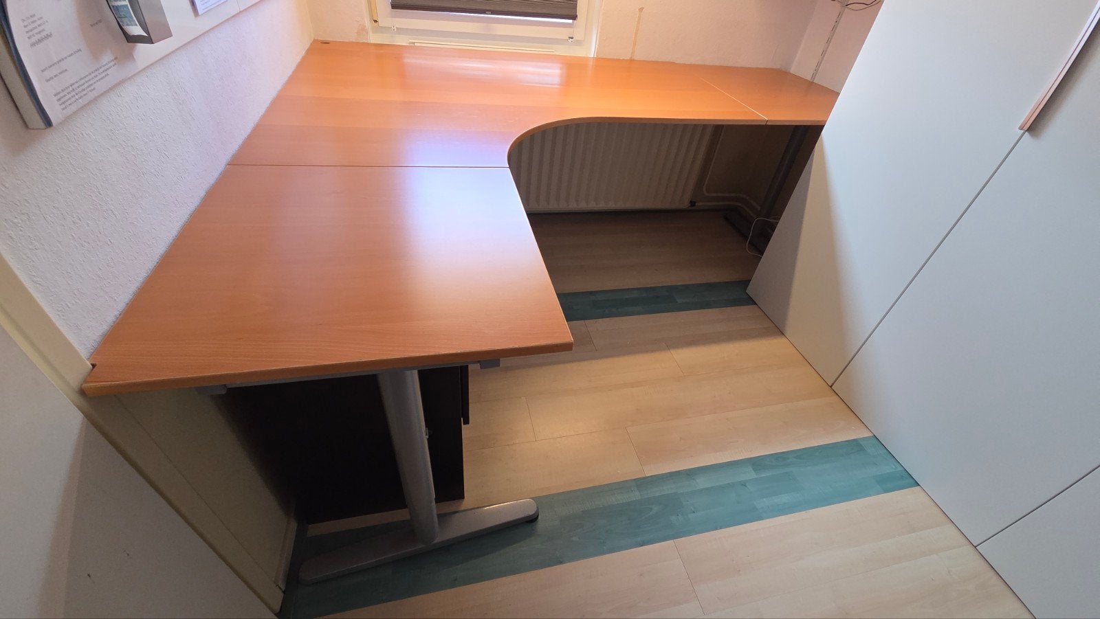 Ikea hoekbureau in houtkleur - Ruim en functioneel, Huis en Inrichting, Bureaus, Ophalen, Gebruikt, Hout, Hoekbureau