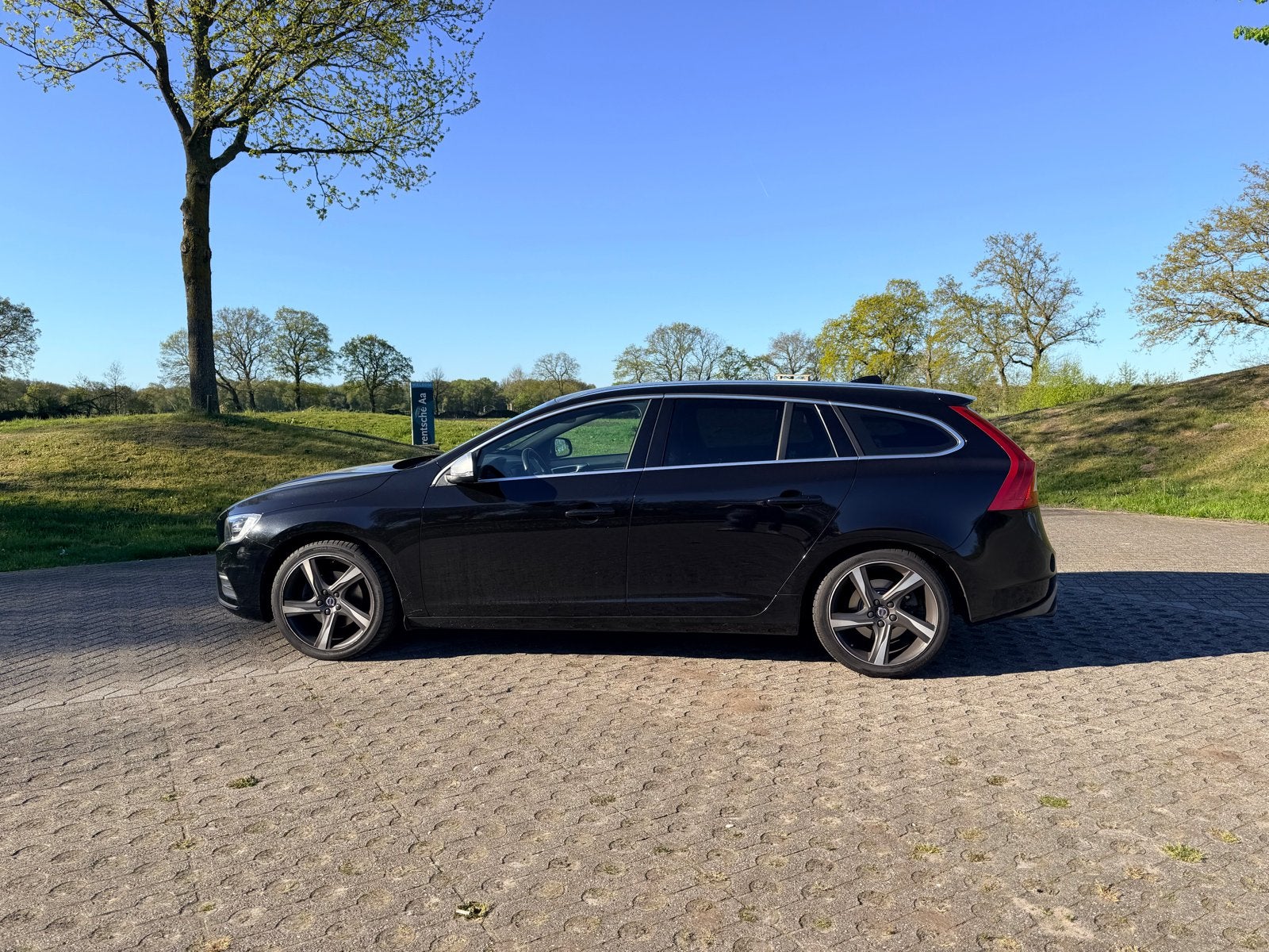 Volvo V60 T3 152pk Geartronic 2016 Zwart R-design | Trekhaak, 1498 cc, 4 cilinders, Zwart, Origineel Nederlands