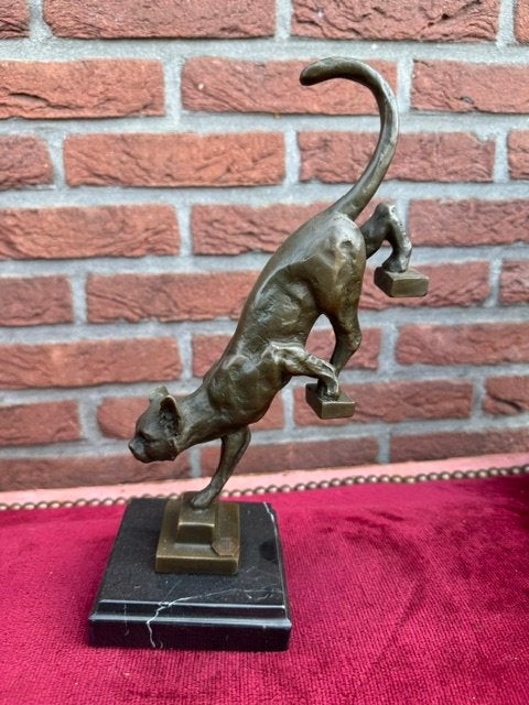 bijzonder bronzen beeld, afdalende kat, Antiek en Kunst, Ophalen of Verzenden, Gemerkt, Brons, Beeld