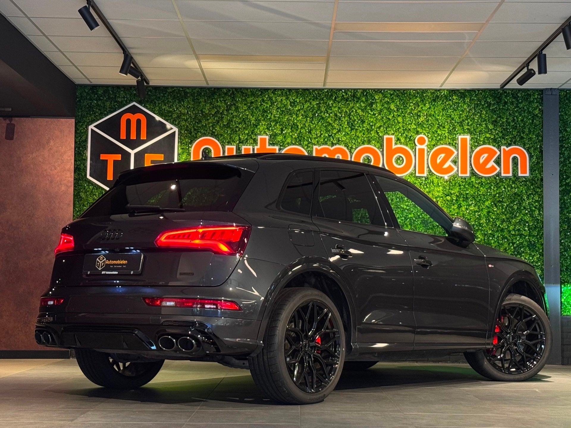 Audi Q5 55 TFSI e QUATTRO 367 PK |PANO|MATRIX|LUCHTVERING|B&, Automaat, 2005 kg, 4 cilinders, Leder en Stof
