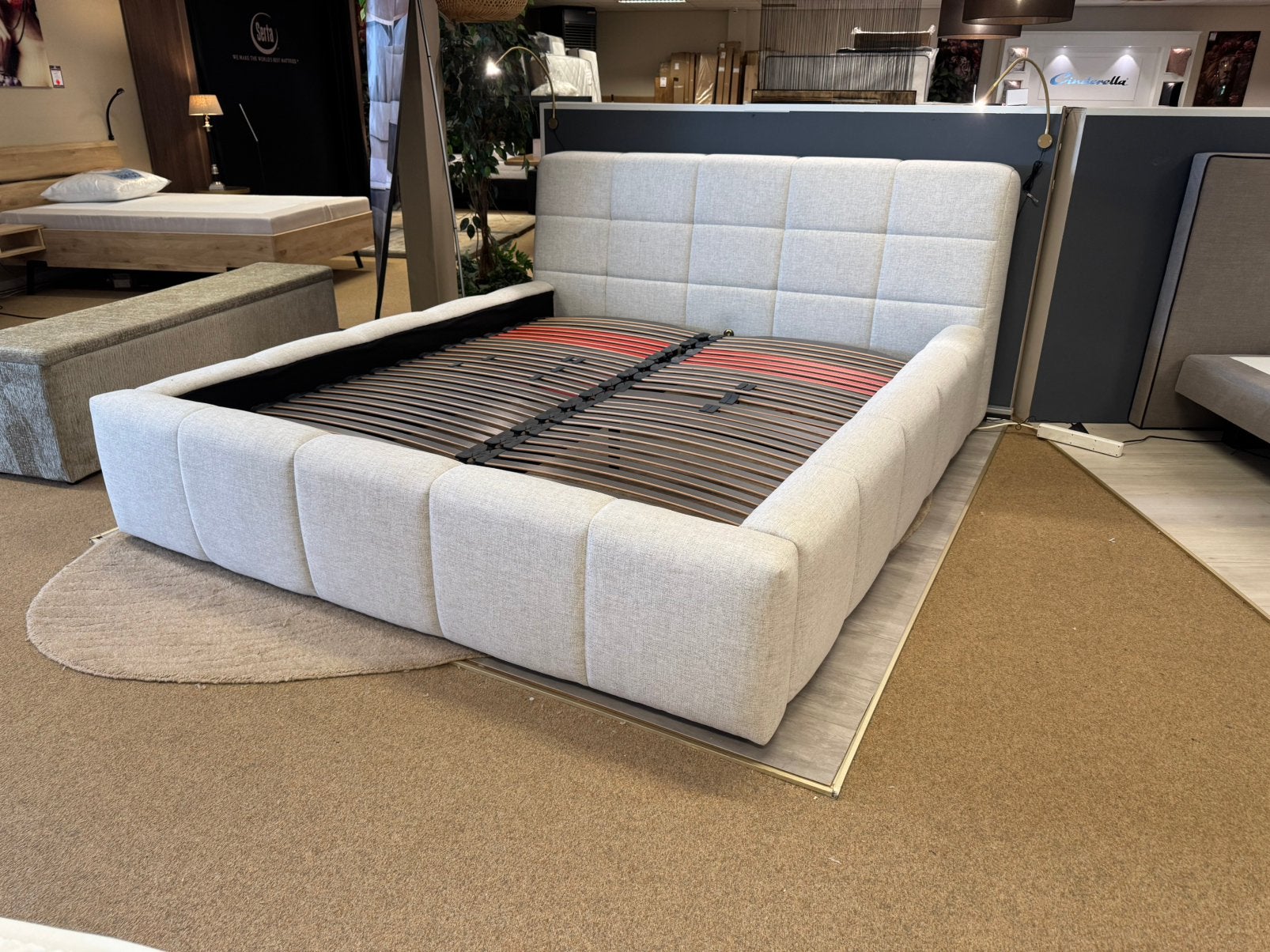 Ledikant 180x200 Beige stof+Lattenbodem Direct/Leverbaar, Ophalen, Verstelbaar, #Bedden#Ledikant#2-Persoons#Lattenbodem#Beige#180