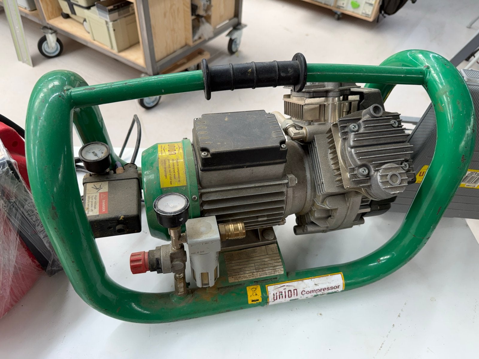 Union Compressor Shuttle 240 met tacker en slanghaspel, Doe-het-zelf en Verbouw, Compressors, Ophalen, Gebruikt, 10 bar of meer