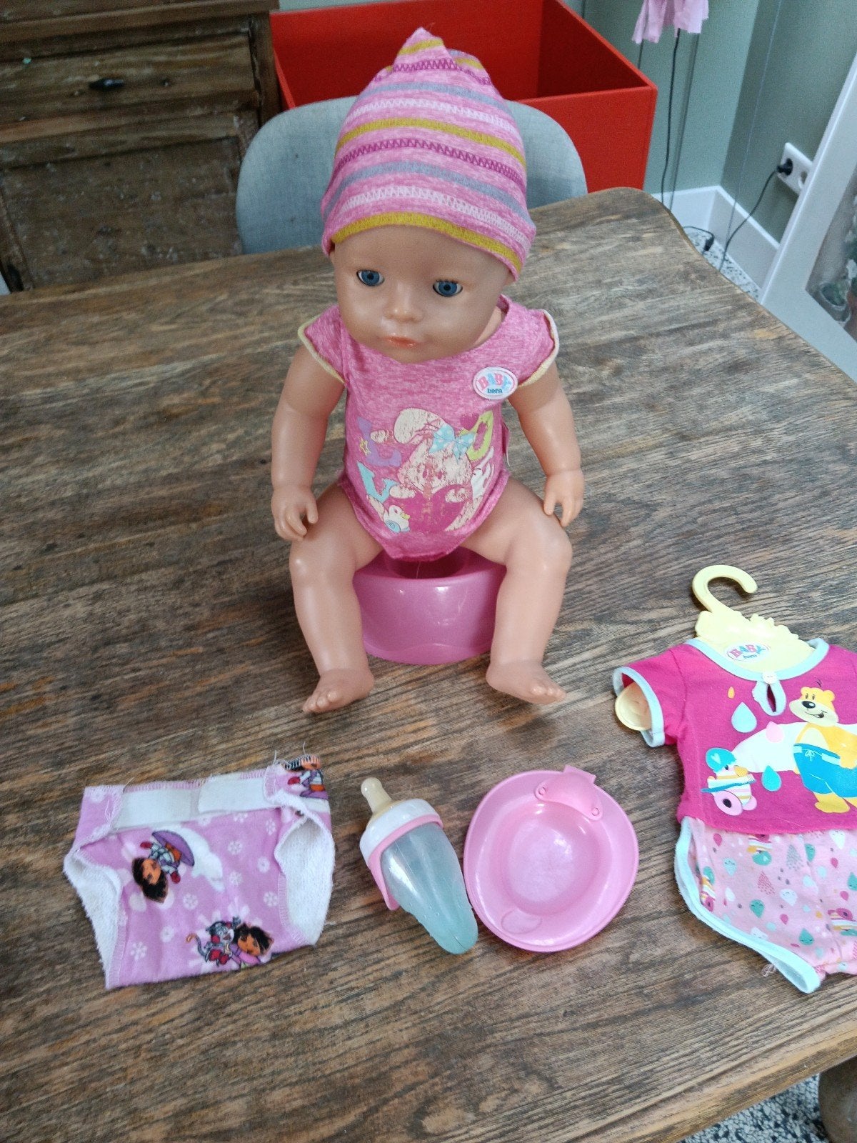 Baby born pop (drinkt en plast) incl accesoires, Kinderen en Baby's, Speelgoed | Poppen, Ophalen of Verzenden, Zo goed als nieuw