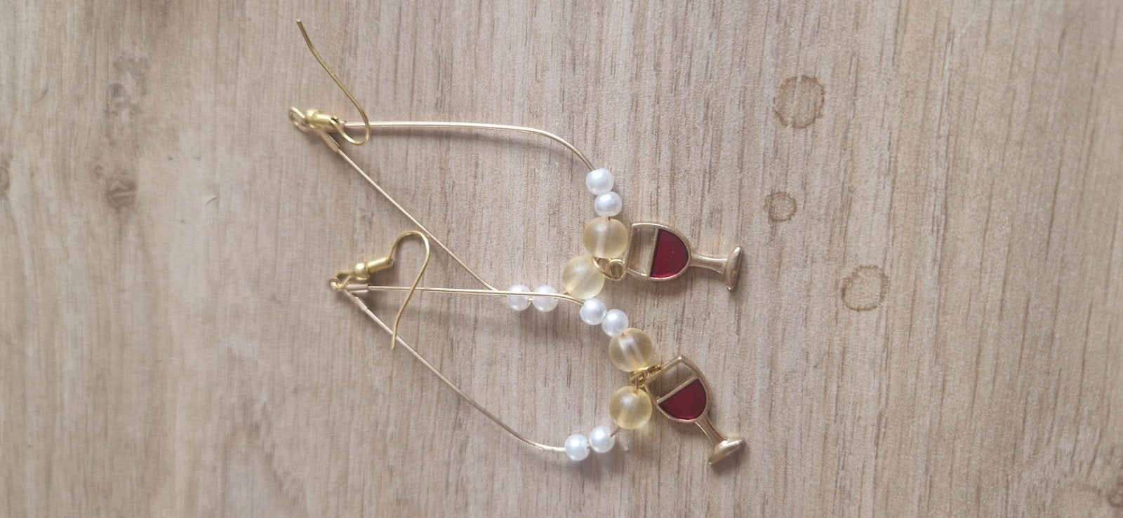 Leuke oorbellen met wijnglas bedeltjes en parels, Overige materialen, Ophalen of Verzenden, Goud, Hangers