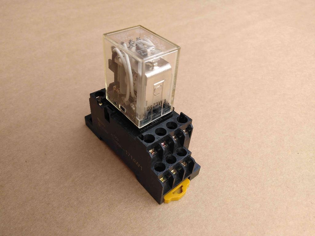 Relais Omron MY4 met voet 24 Volt AC 4xom / wisselcontact, Ophalen of Verzenden, Gebruikt