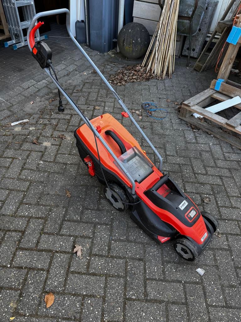 Black & Decker Grasmaaier 1400W 34cm - Elektrisch, Ophalen, Cirkelmaaier, Gebruikt, Elektrische grasmaaier