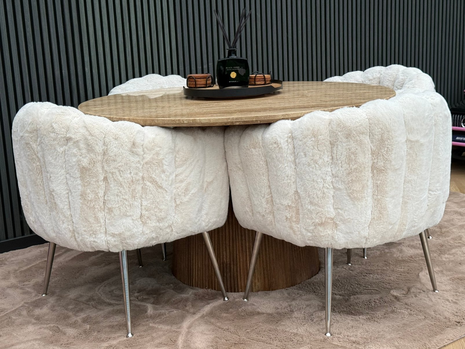 Japandi marmer eettafel + 4 teddy schelpen eetstoelen, Ophalen, Zo goed als nieuw, Wit, Vier