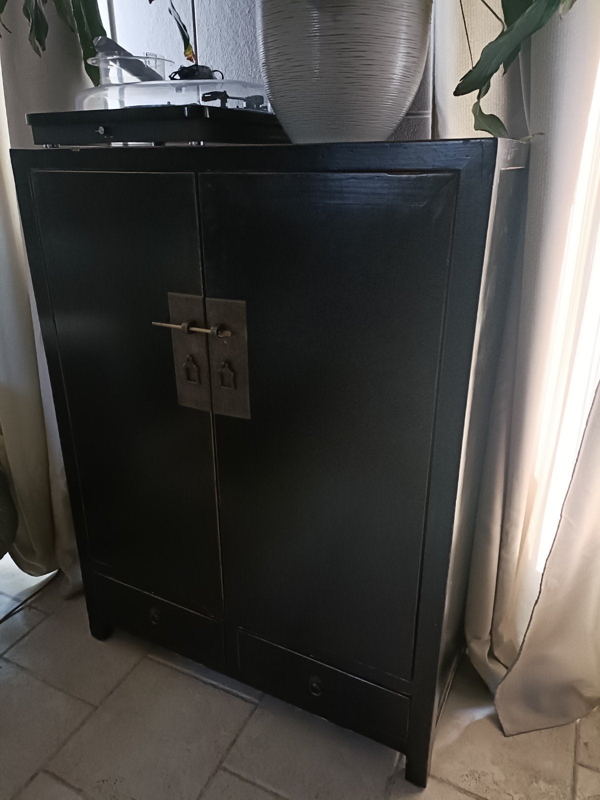Mooie zwarte Chinese kast met veel opbergruimte en 2 lades, Ophalen, Gebruikt, Chinees, Met deur(en)