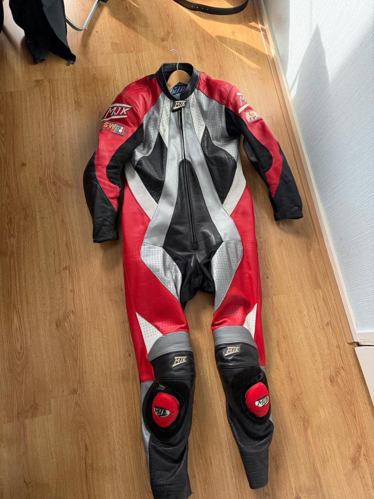 MJK Leren Motorcombipak Rood/Zwart/Grijs met Rugprotector XL, Motoren, Ophalen, Tweedehands, Heren, Combipak