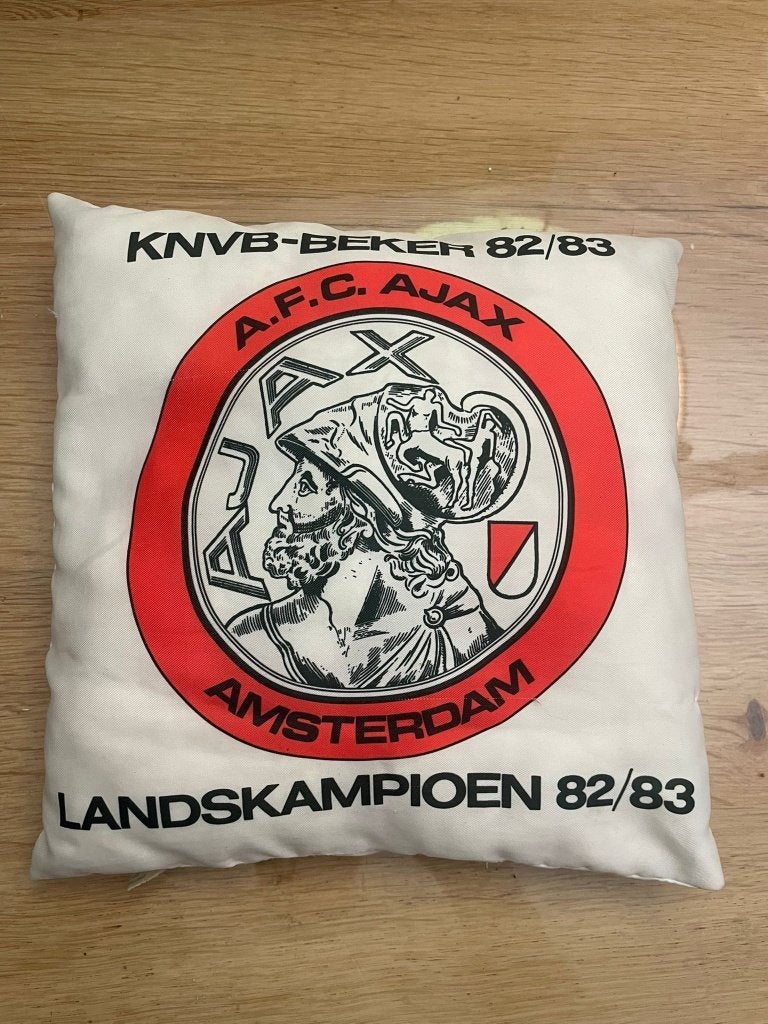 Vintage Ajax Kussen – KNVB Beker & Landskampioen 1982/1983, Verzamelen, Ophalen of Verzenden, Gebruikt, Ajax, Overige typen