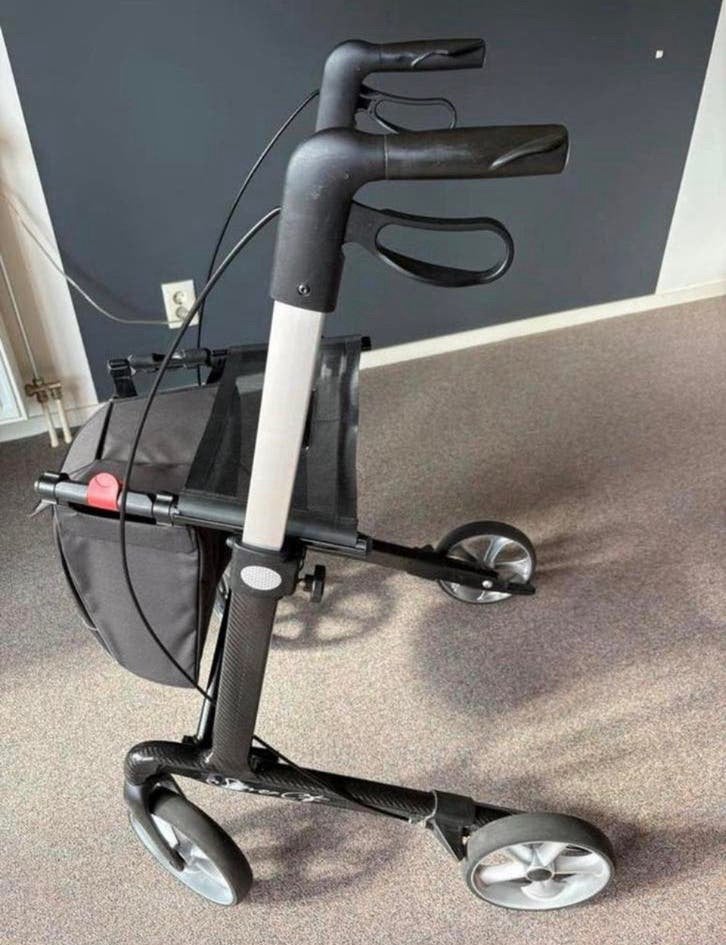 ROLLATOR. SERVER CF ( CARBON ) LICHTGEWICHT., Diversen, Rollators, Ophalen, Opvouwbaar, Zo goed als nieuw