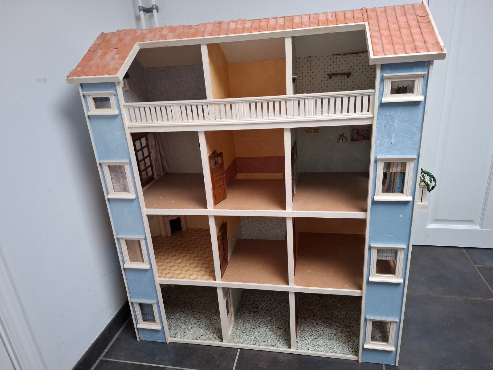 Heel groot poppenhuis, nog af te maken