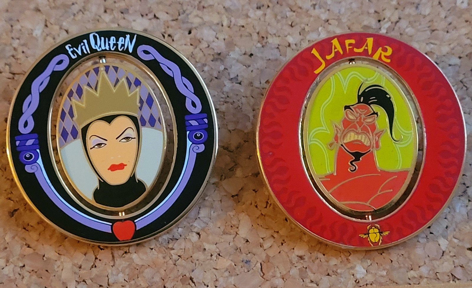 Set twee Disneyland Parijs Villain Mirror Spinner pins, Verzenden, Sneeuwwitje of Doornroosje, Zo goed als nieuw, Overige typen