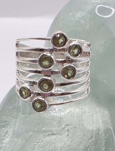 Prachtige echt zilveren ring met Peridoot. Maat 18, 18 tot 19, Nieuw, Ophalen of Verzenden, Dame