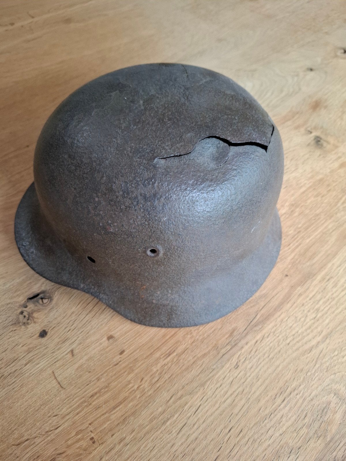 Duitse M42 helm WO2 - Schuurvondst met schade, Verzamelen, Militaria | Tweede Wereldoorlog, Ophalen of Verzenden, Landmacht, Duitsland