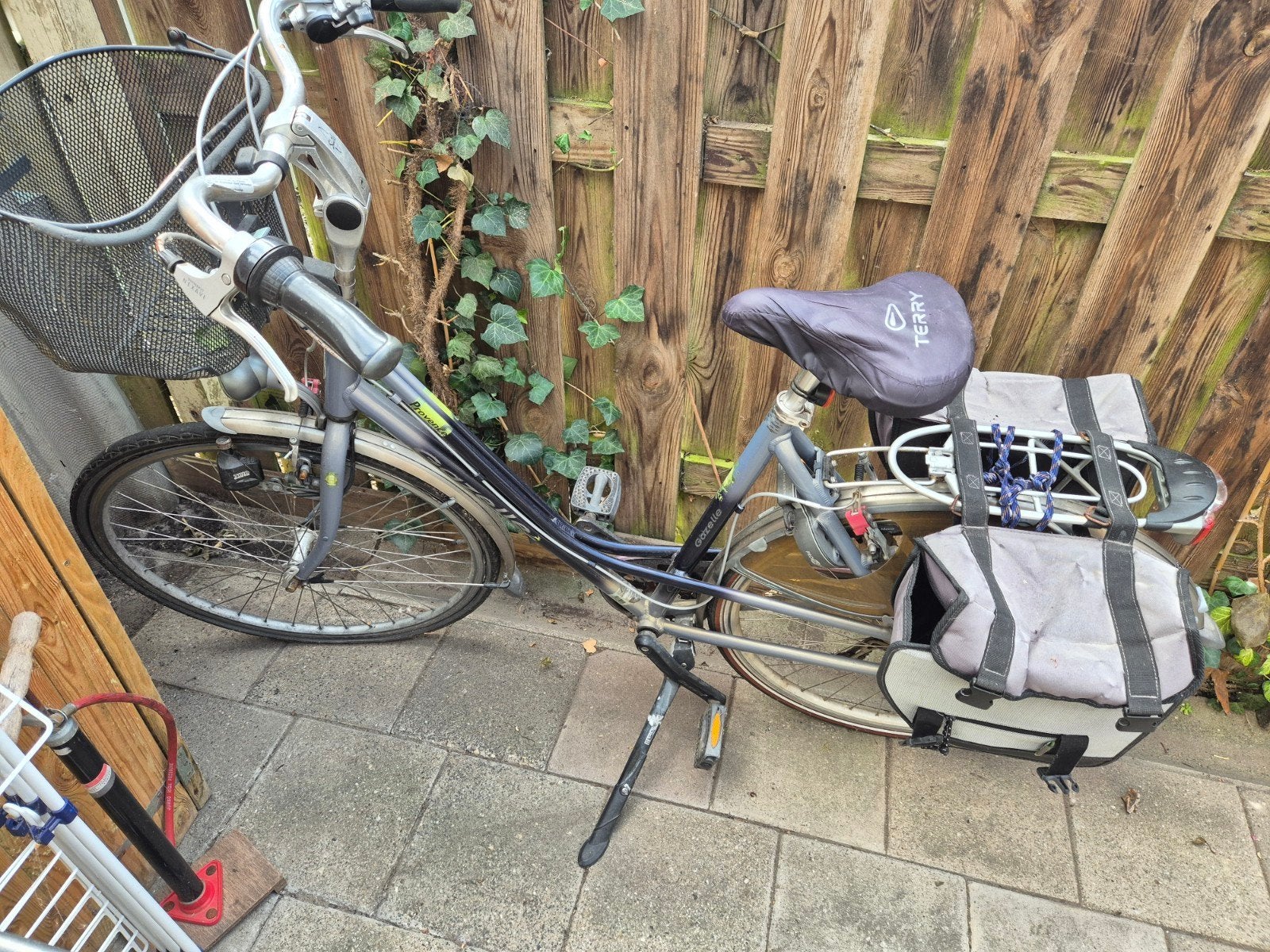 Opknap Gazelle damesfiets met mand en fietstassen, Ophalen, Velgrem, Versnellingen, Gazelle