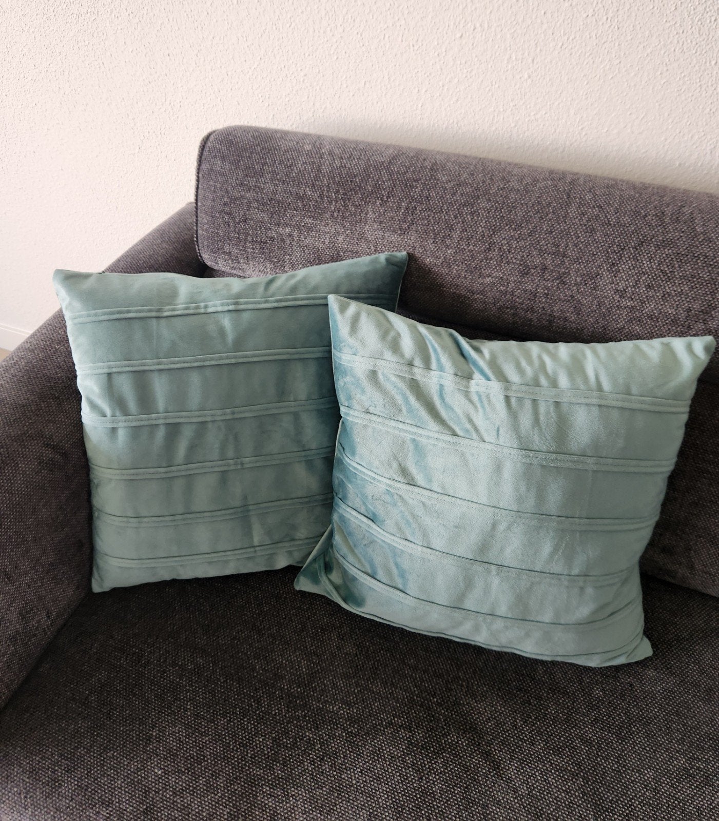 2 decoratieve sierkussens merk action, met vulling 45X45, Overige merken, Vierkant, Ophalen of Verzenden, Zo goed als nieuw