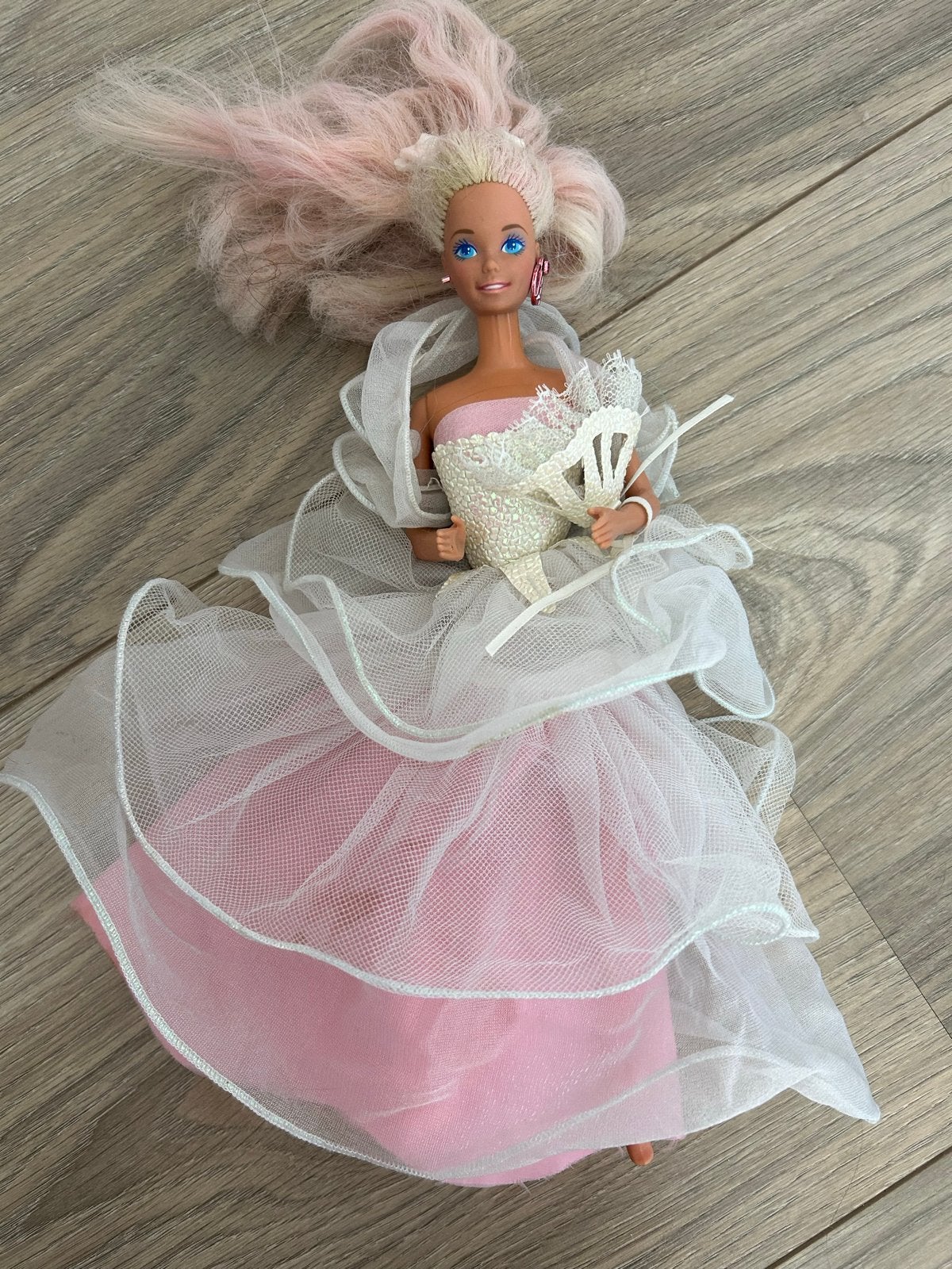 Vintage Barbie pop in roze baljurk, Ophalen of Verzenden, Gebruikt, Barbie