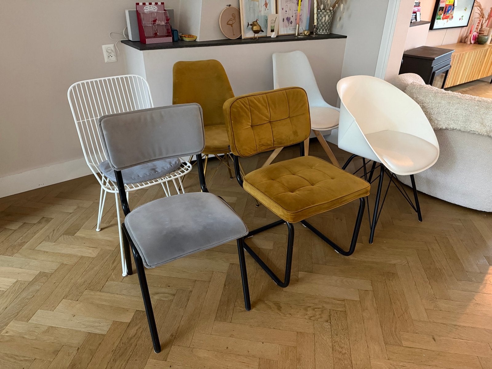6 diverse eetkamerstoelen in wit, grijs en oker, Ophalen, Gebruikt, Overige kleuren, Metaal