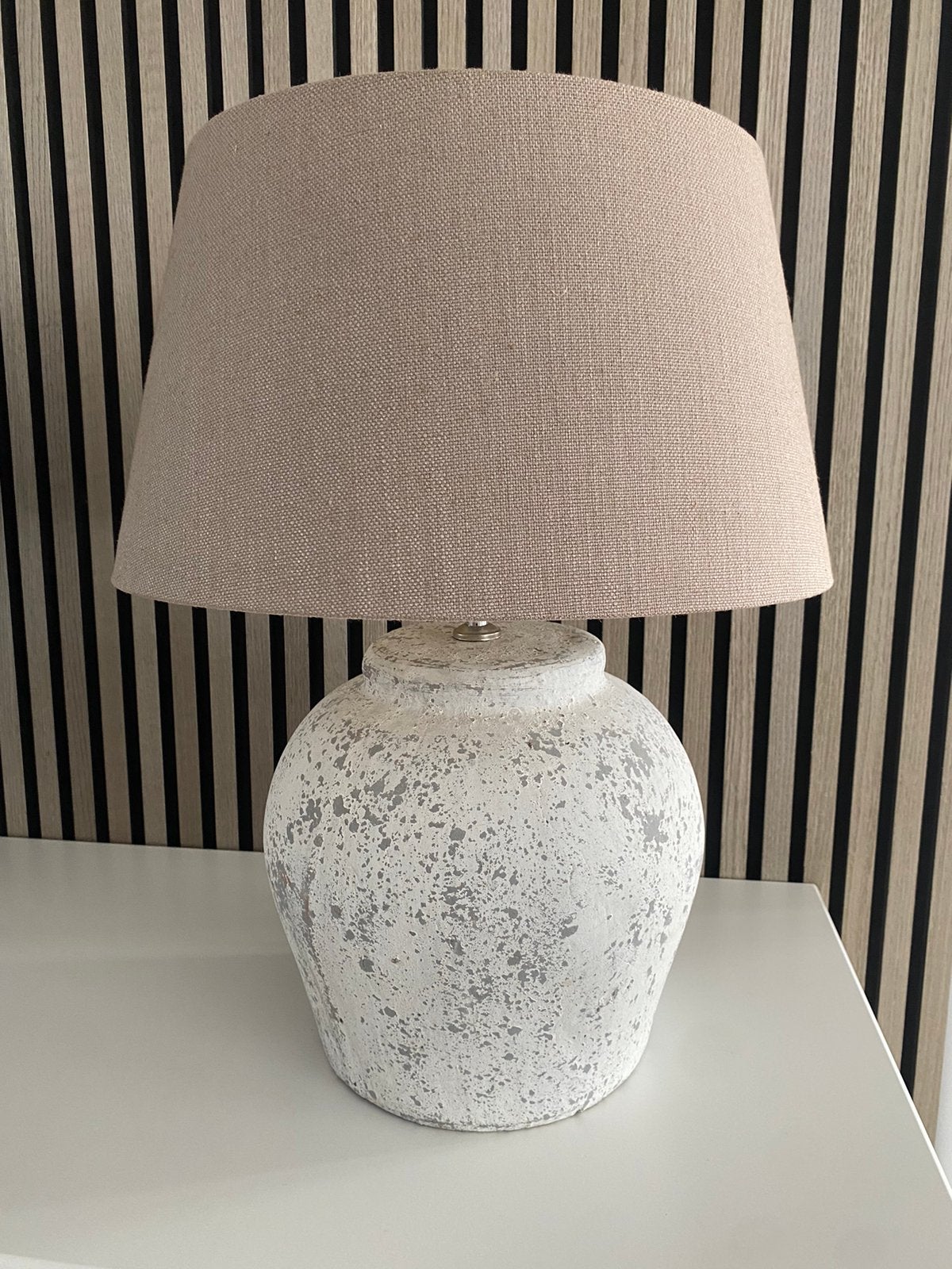 Landeijke stenen kruik lampenvoet met kap, Huis en Inrichting, Lampen | Tafellampen, Ophalen of Verzenden, Gebruikt, Stof, 50 tot 75 cm