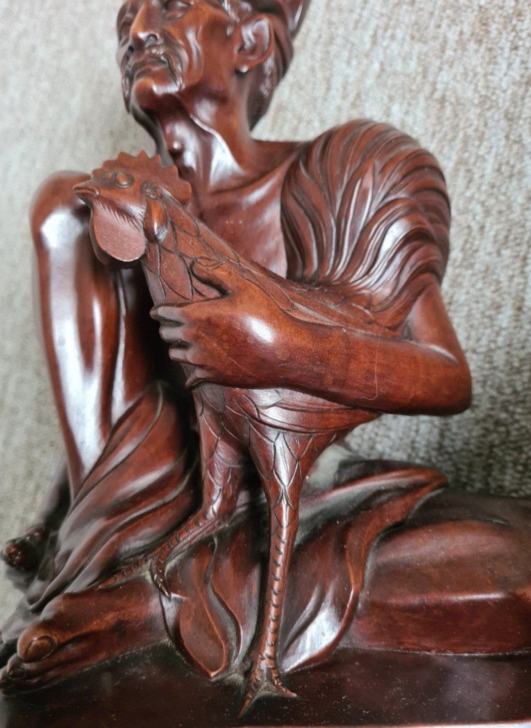 Houten beeld man met haan - Indonesisch houtsnijwerk, Antiek en Kunst, Ophalen, Houtsnijwerk, Handgemaakt, Hout