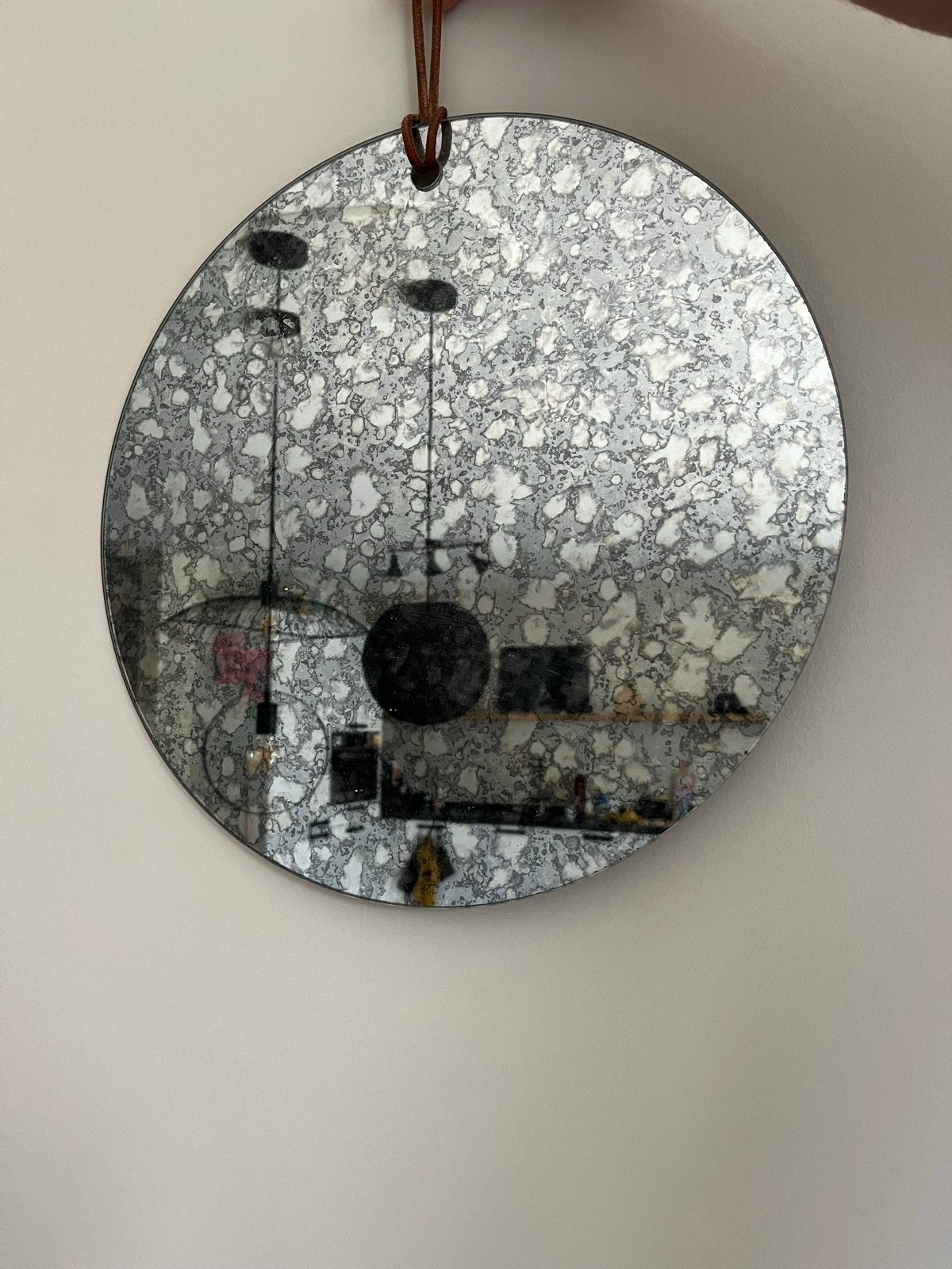 Ronde spiegel met verouderd effect en leren ophanglus, Huis en Inrichting, Gebruikt, Rond, Ophalen of Verzenden, Minder dan 100 cm