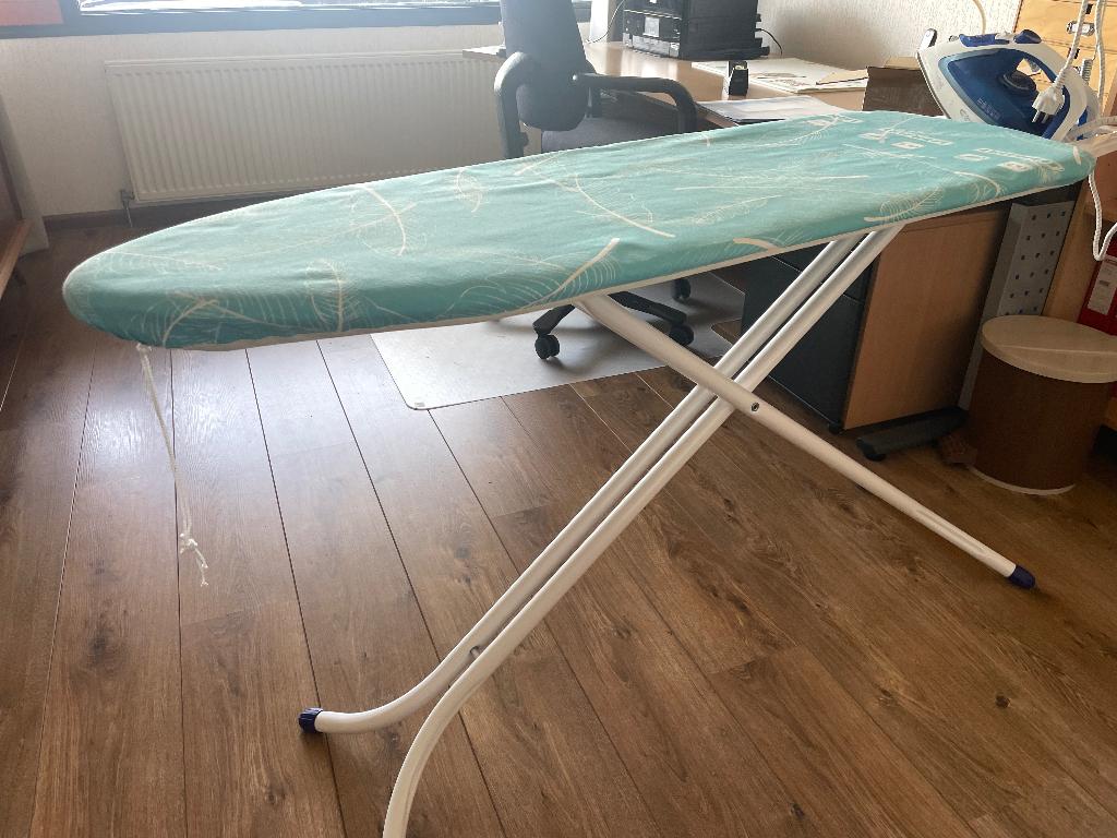 Strijkplank met TEFAL stoomstrijkijzer, Witgoed en Apparatuur, Strijkijzers en Strijkplanken, Ophalen, Zo goed als nieuw, Strijkijzer met snoer