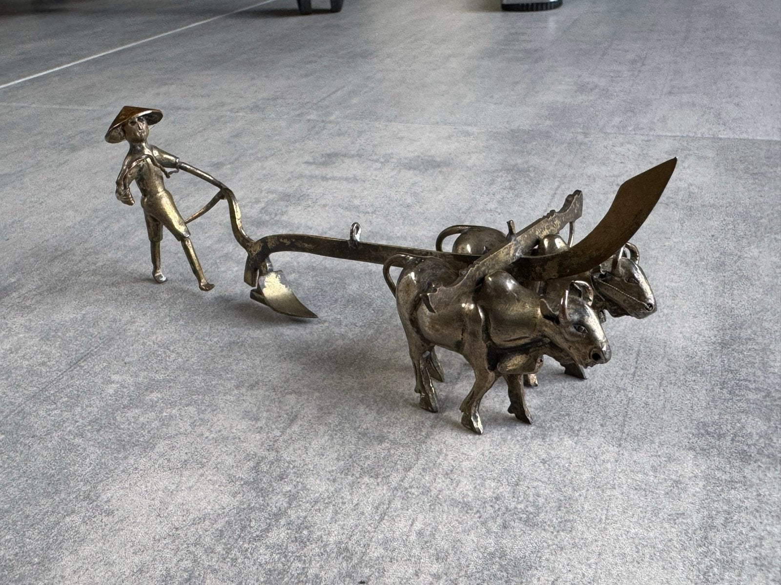 Vintage bronzen beeldje: boer met ossen en ploeg, Antiek en Kunst, Ophalen of Verzenden