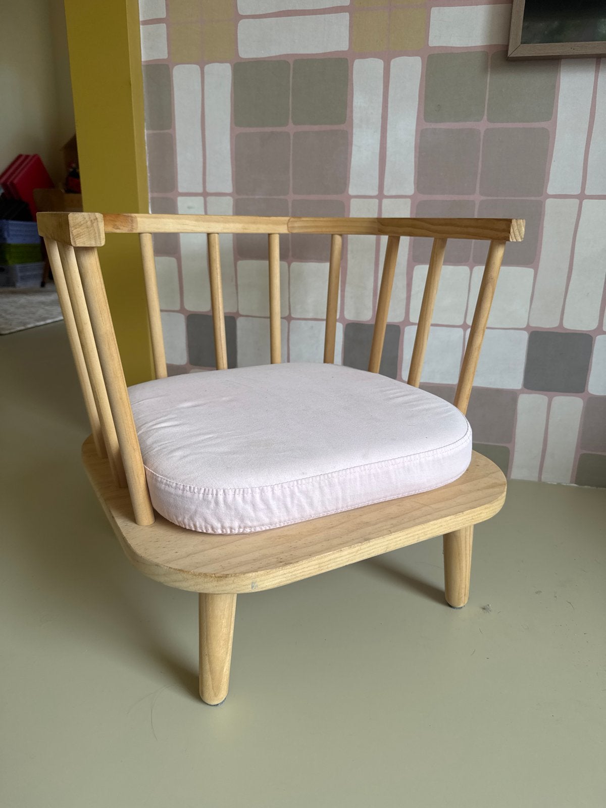Houten kinderstoel scandinavisch met roze kussen, Ophalen of Verzenden, Gebruikt, Overige typen