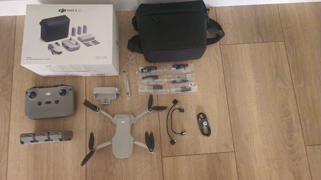 DJI Mini 2 SE Fly More Combo – Compleet & zo goed als nieuw, Audio, Tv en Foto, Drones, Cameradrone, Ophalen of Verzenden, Zo goed als nieuw