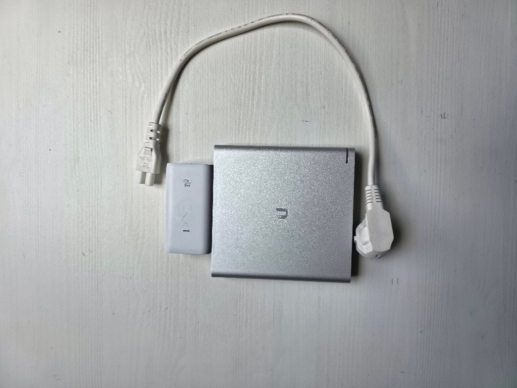 Ubiquiti UniFi Cloud Key Gen2 Plus + PoE-injector, Ophalen of Verzenden, Zo goed als nieuw, Router, Ubiquiti Networks