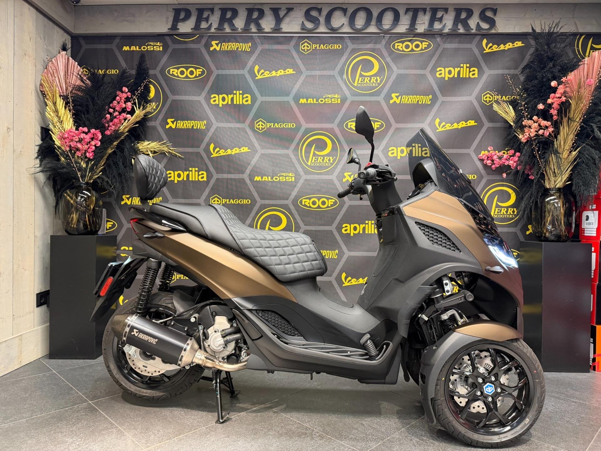 Piaggio 310 MP3 HPE Sport EURO5+ 2026 SPECIALPAINT MARRAKECH, Gedempte oude gracht 112
2011GW   Haarlem, Scooter, Piaggio, 310 cc