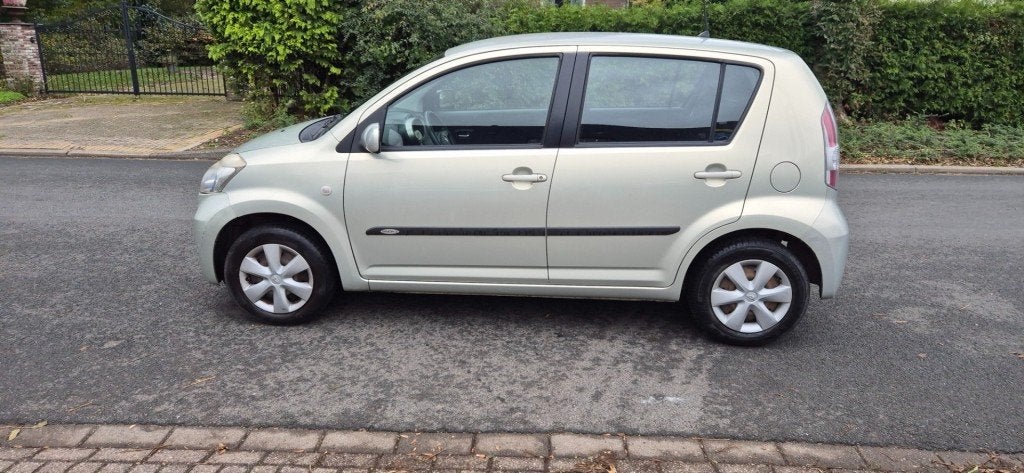 Daihatsu SIRION 1.3-16V Prestige/automaat/Airco/NAP, Auto's, Gebruikt, 4 cilinders, Met garantie (alle), Beige