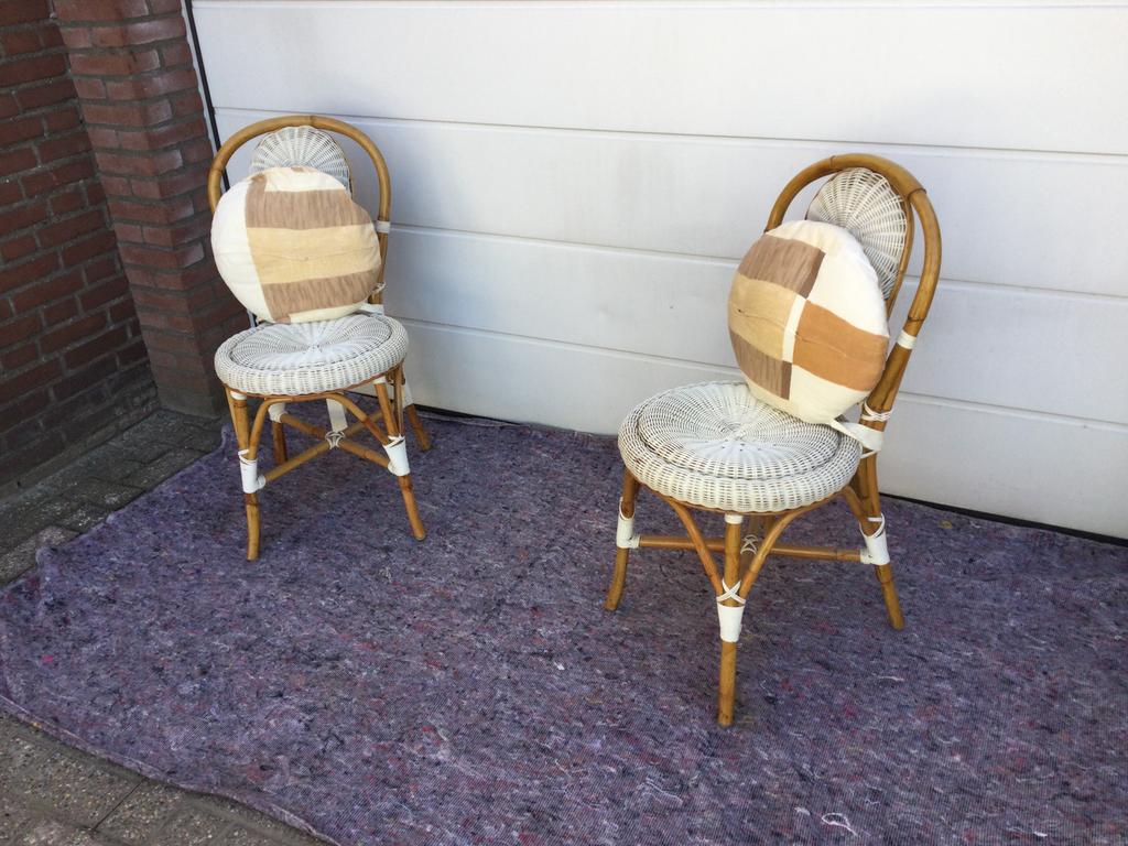 2x rotan vintage bistrostoelen en retro salontafels, Ophalen