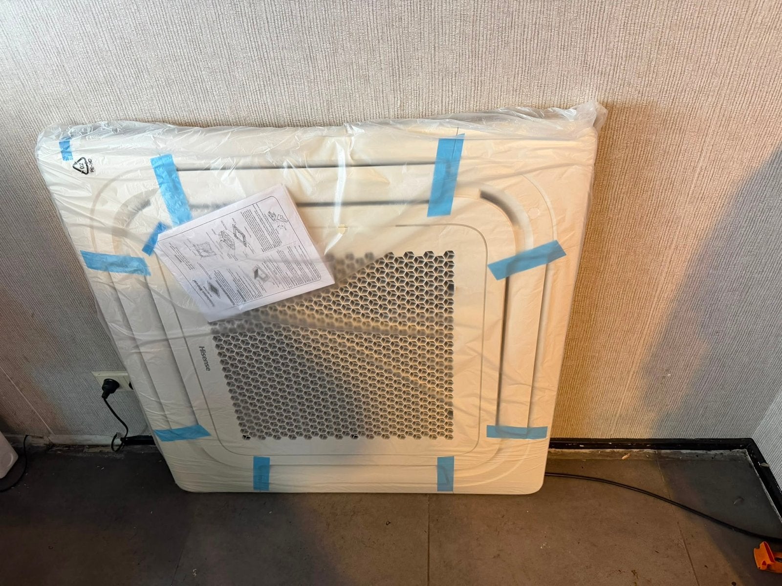 Hisense Cassette Type Air Conditioner - Nieuw in doos, Nieuw, 3 snelheden of meer, Ophalen of Verzenden, Koelen en Ontvochtigen