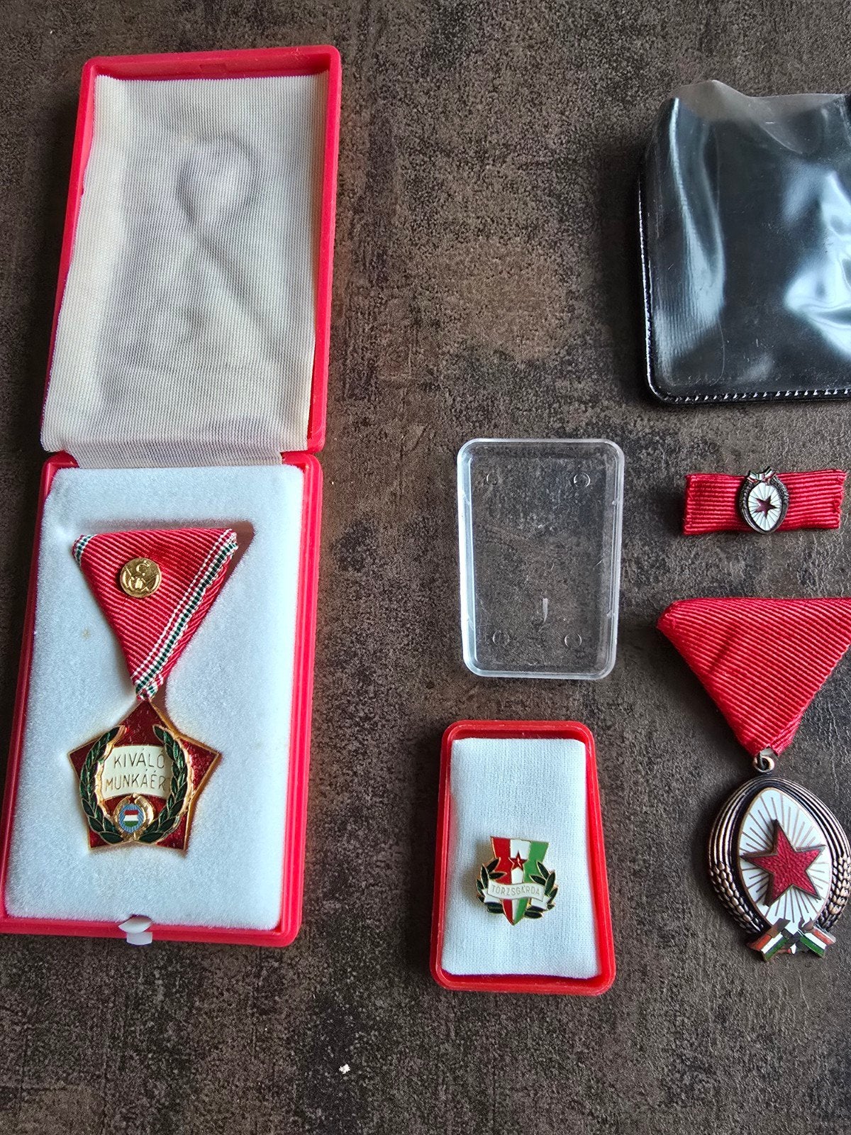 Lot van 3 Hongaarse socialistische medailles & spelden, Ophalen of Verzenden, Overige materialen