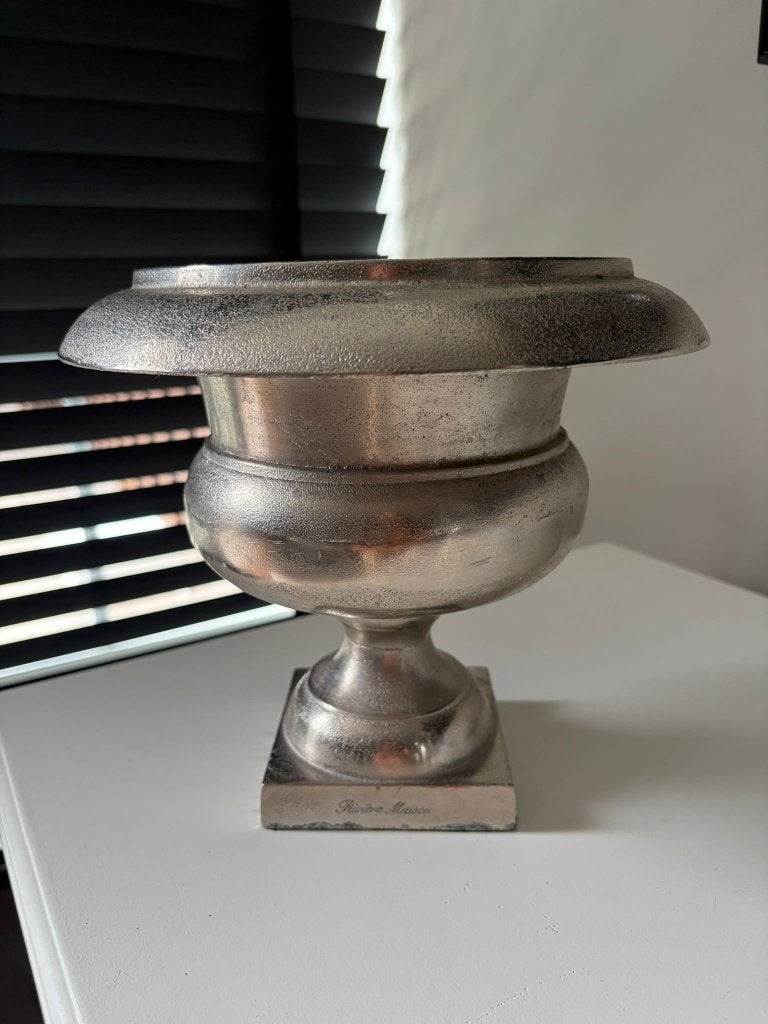 Rivièra Maison metalen bloempot op voet, Tuin en Terras, Bloempotten, Ophalen, Rond, Binnen, Zo goed als nieuw