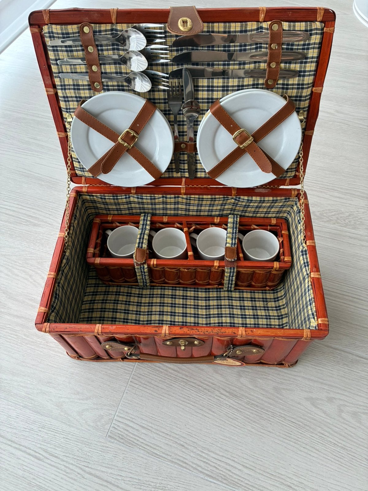 Picknickmand incl. bestek en servies (nieuw), Ophalen of Verzenden, Zo goed als nieuw