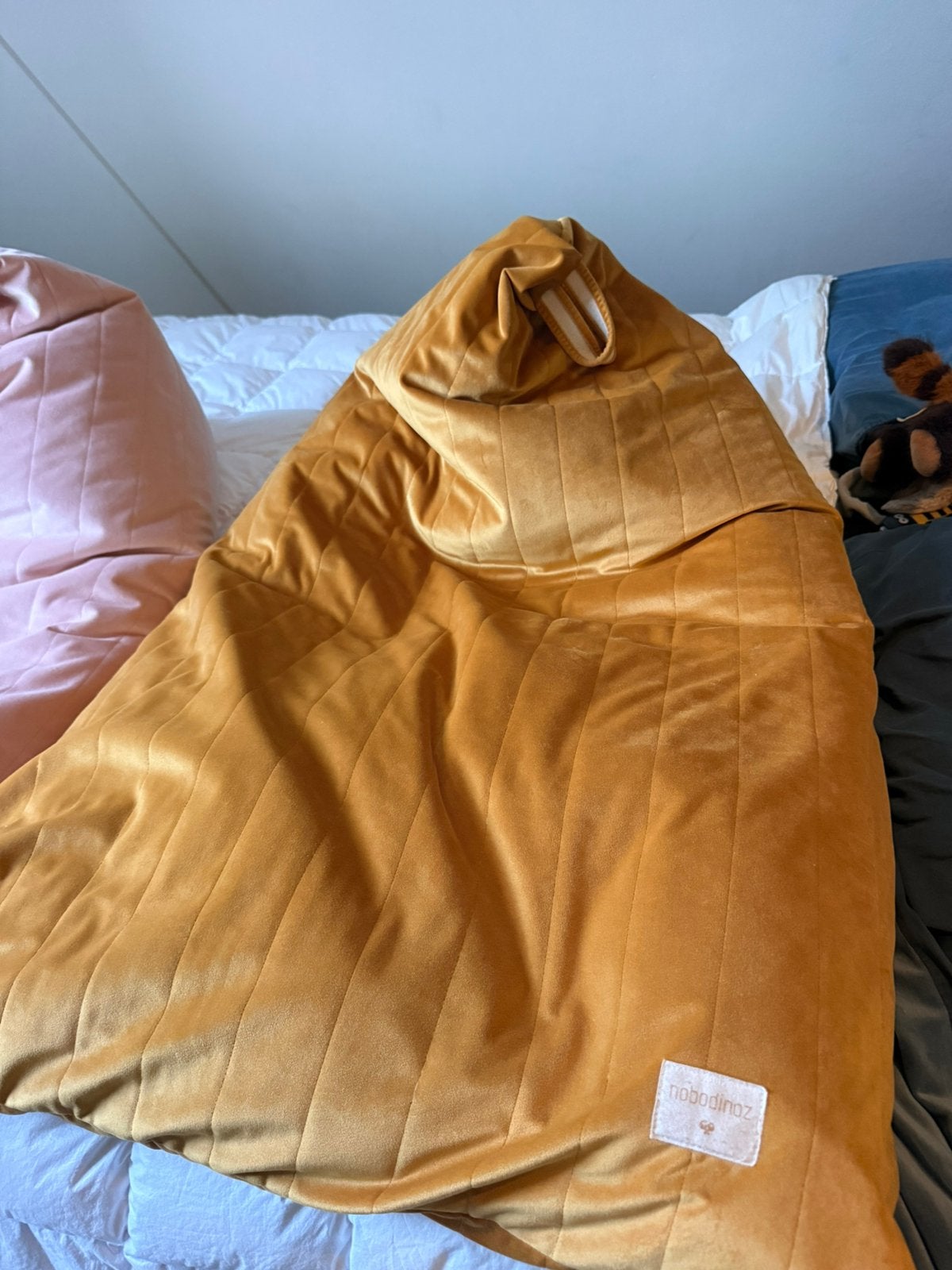 Nobodinoz velvet zitzak mosterdgeel met twee sierkussens, Ophalen, Zo goed als nieuw