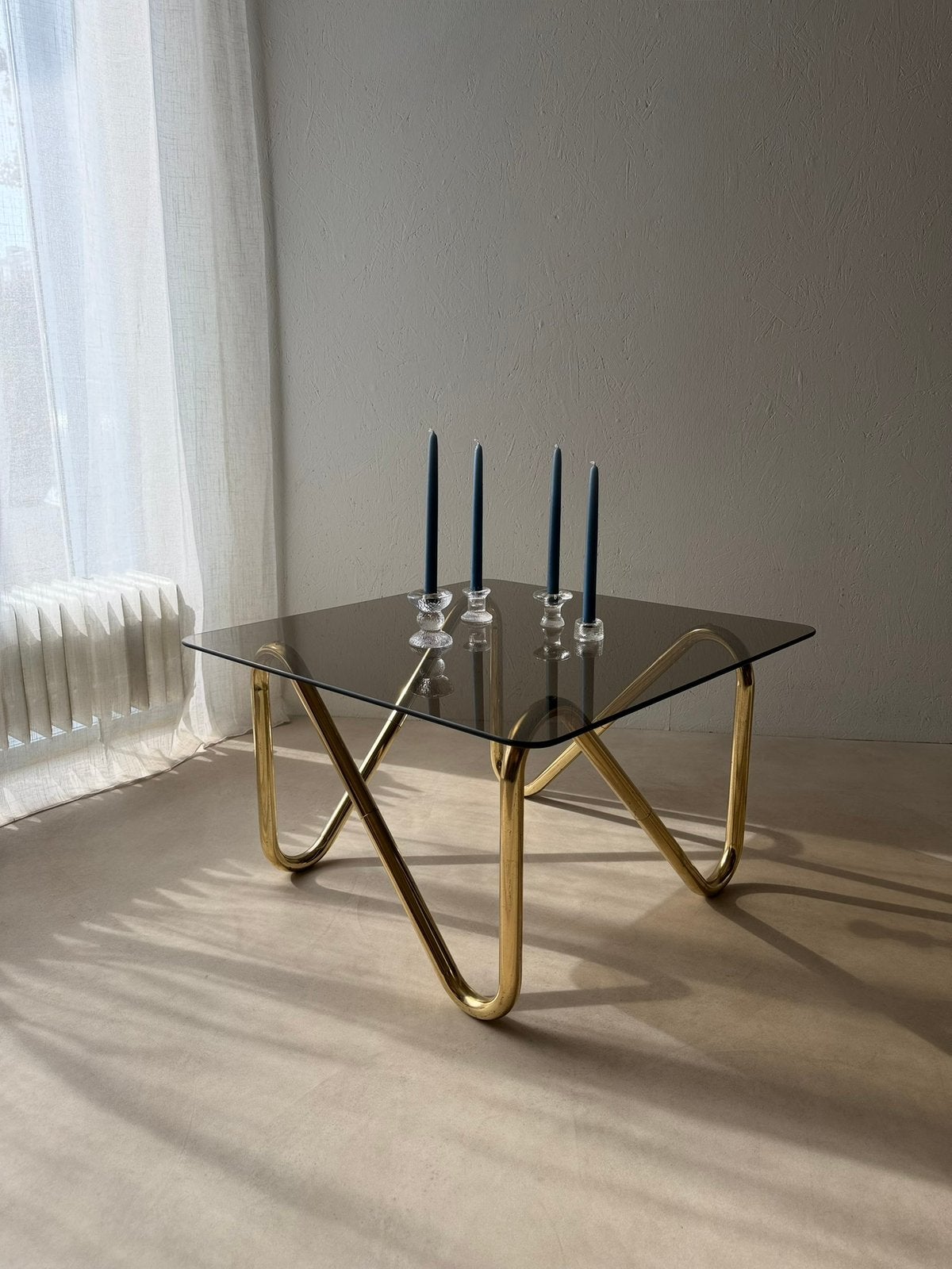 Salontafel met rookglas en gebogen metalen onderstel, Ophalen of Verzenden