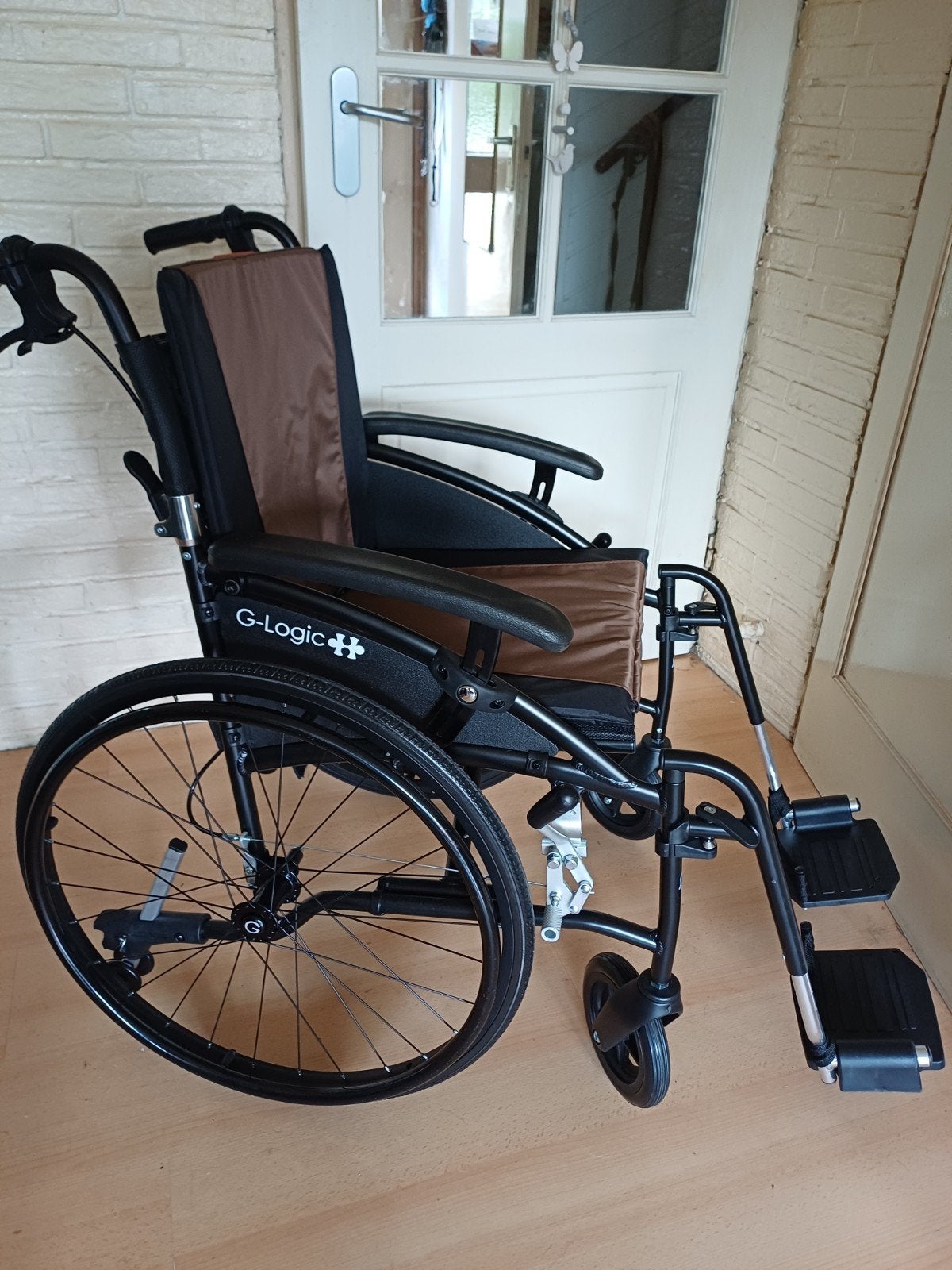 G logic  nieuwstaat  lichtgewicht rolstoel, Ophalen of Verzenden, Zo goed als nieuw, Duwrolstoel