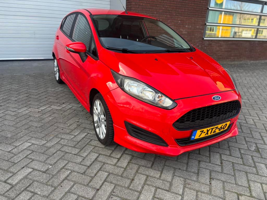 Ford Fiësta 1.0 nieuwe distributie riem 2014 5 deurs, Voorwielaandrijving, Stof, 40 €/maand, Zwart