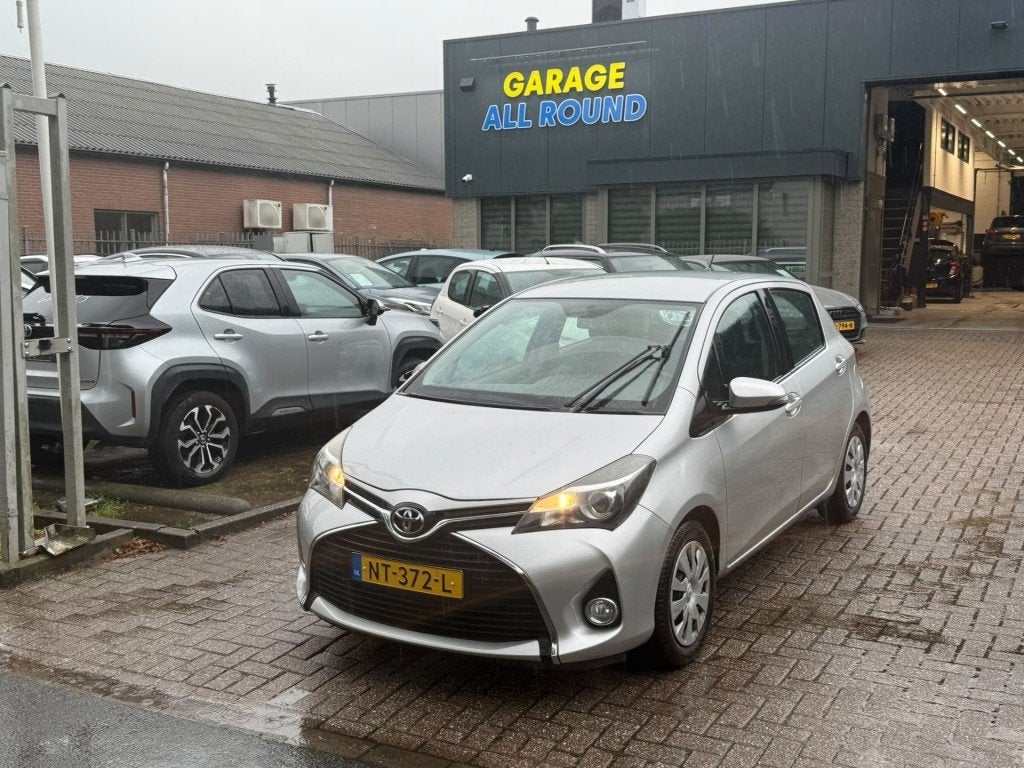 Toyota YARIS 1.0 VVT-I Style/cruise control/camera/navigatie, Auto's, Voorwielaandrijving, 527 kg, Met garantie (alle), Electronic Stability Program (ESP)