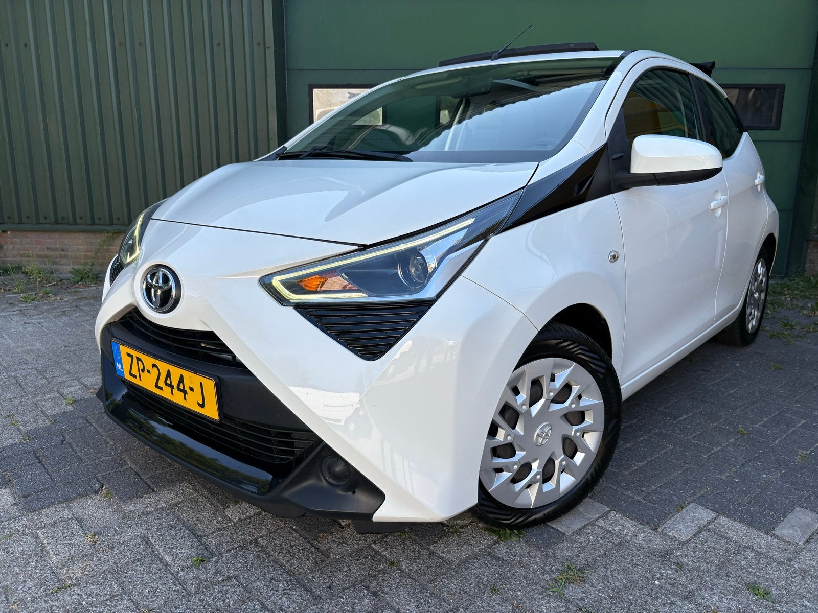 Toyota Aygo 1.0 Vvt-i 72pk 5D 2019 Wit Cabrio, Voorwielaandrijving, Stof, 4 stoelen, Wit