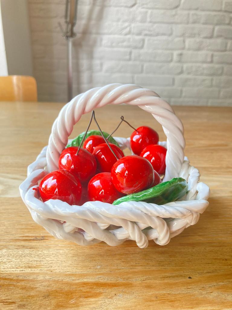 Vintage Capodimonte Porseleinen Mand met Kersen, 70ies, Antiek en Kunst, Antiek | Keramiek en Aardewerk, Ophalen of Verzenden